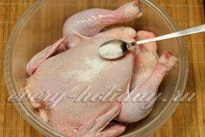 Курица, начиненная рисом: запекаем в духовке птицу с хрустящей корочкой