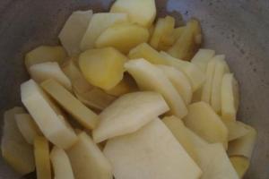 Запеканка с сосисками и картофелем в духовке